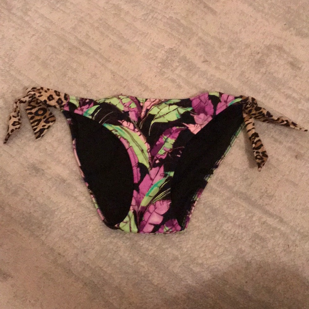 Size small Victoria’s Secret Bikini Bottoms
